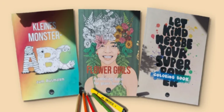 Drei verschiedene Malücher liegen auf einer Fläche, daneben noch verschiedene bunte Stifte: "Kleines Monster-ABC", "Flower Girls" und "Let kindness be yout superpower".