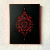 Holzschnitt in Neon-Rot auf schwarzem Hintergrund. Das Motiv ist ein symmetrisch aufgebautes Mandala aus Punkten und geschwungenen Linien, die in der Gesamtheit an Blüten erinnern.