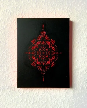 Holzschnitt in Neon-Rot auf schwarzem Hintergrund. Das Motiv ist ein symmetrisch aufgebautes Mandala aus Punkten und geschwungenen Linien, die in der Gesamtheit an Blüten erinnern.