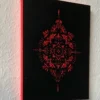 Seitenansicht des Mandala-Holzschnittes, auf dem der Rand der Holzplatte zu sehen ist, die Neon-Rot angemalt wurde.
