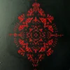 Nahaufnahme: Holzschnitt in Neon-Rot auf schwarzem Hintergrund. Das Motiv ist ein symmetrisch aufgebautes Mandala aus Punkten und geschwungenen Linien, die in der Gesamtheit an Blüten erinnern.