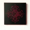 Holzschnitt in Neon-Pink auf schwarzem Hintergrund. Das Motiv ist ein symmetrisch aufgebautes Mandala aus Punkten und geschwungenen Linien, die in der Gesamtheit an Blüten erinnern.