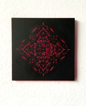 Holzschnitt in Neon-Pink auf schwarzem Hintergrund. Das Motiv ist ein symmetrisch aufgebautes Mandala aus Punkten und geschwungenen Linien, die in der Gesamtheit an Blüten erinnern.