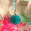 Nahaufnahme des Pompon-Anhängers.