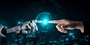 Eine Roboter-Hand und eine menschliche Hand berühren sich an den Fingerspitzen.