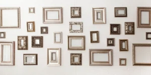 Viele unterschiedliche kleine und große Bilderrahmen hängen an einer Wand