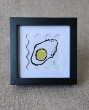 Miniprint Spiegelei in einem kleinen schwarzen Bilderrahmen