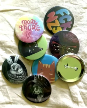 Große Buttons mit verschiedenen Motiven und Botschaften.