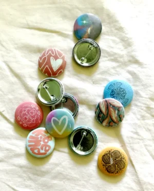 Viele kleine Buttons mit verschiedenen Motiven