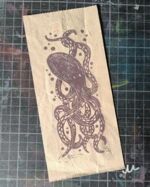 Oktopus-Druck in violett auf braunem Packpapier