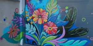 Bunt bemaltes Garagentor mit Blumen und Blättern