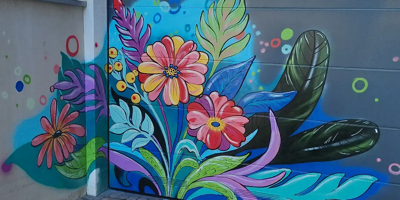 Bunt bemaltes Garagentor mit Blumen und Blättern